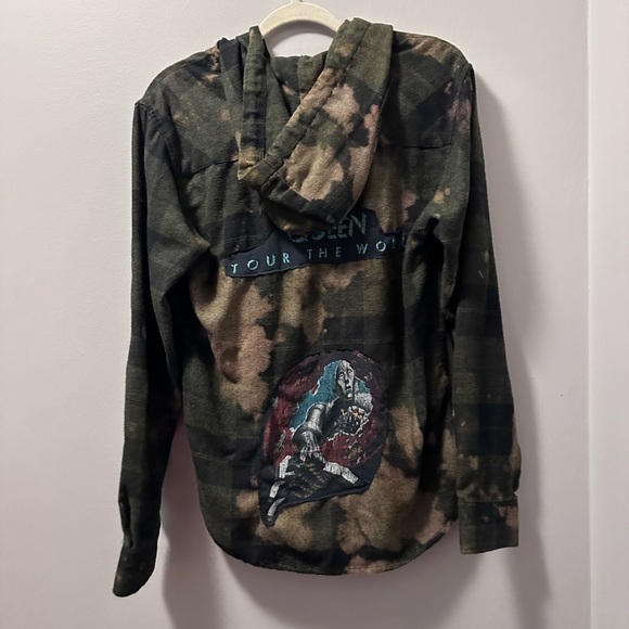 Queen flannel hoodie up cycle bleach pilling - Picture 8 of 9